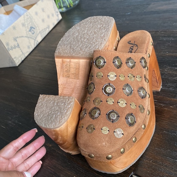 COPY - **FREE PEOPLE** NWT Claudia Clogs - Picture 7 of 8